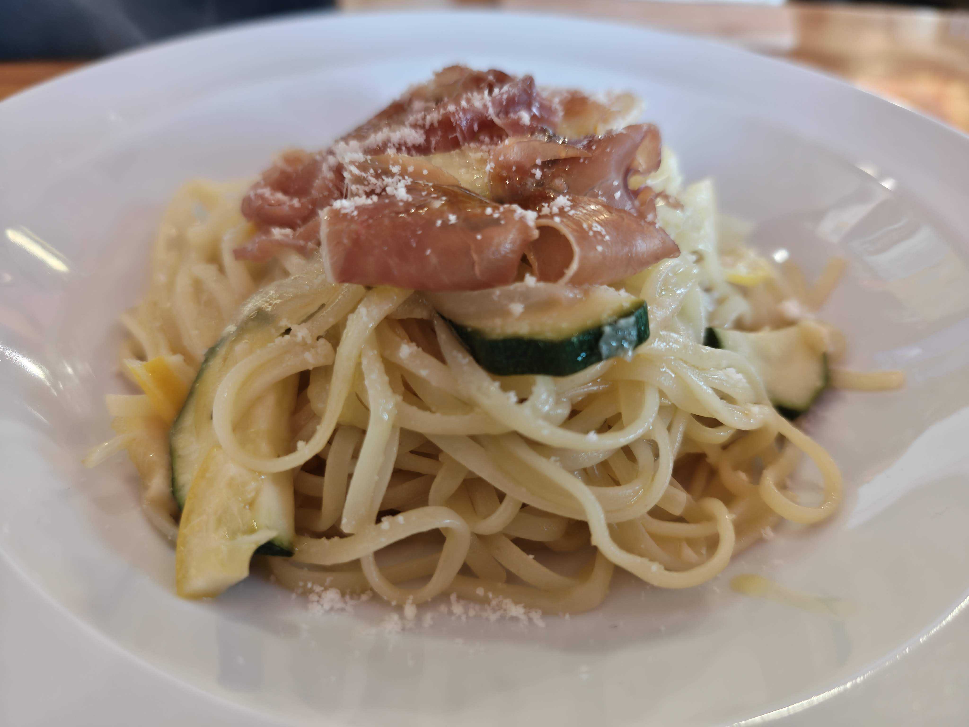 新橋よりみちパスタ ランチ　ズッキーニと生ハムのレモンパスタ