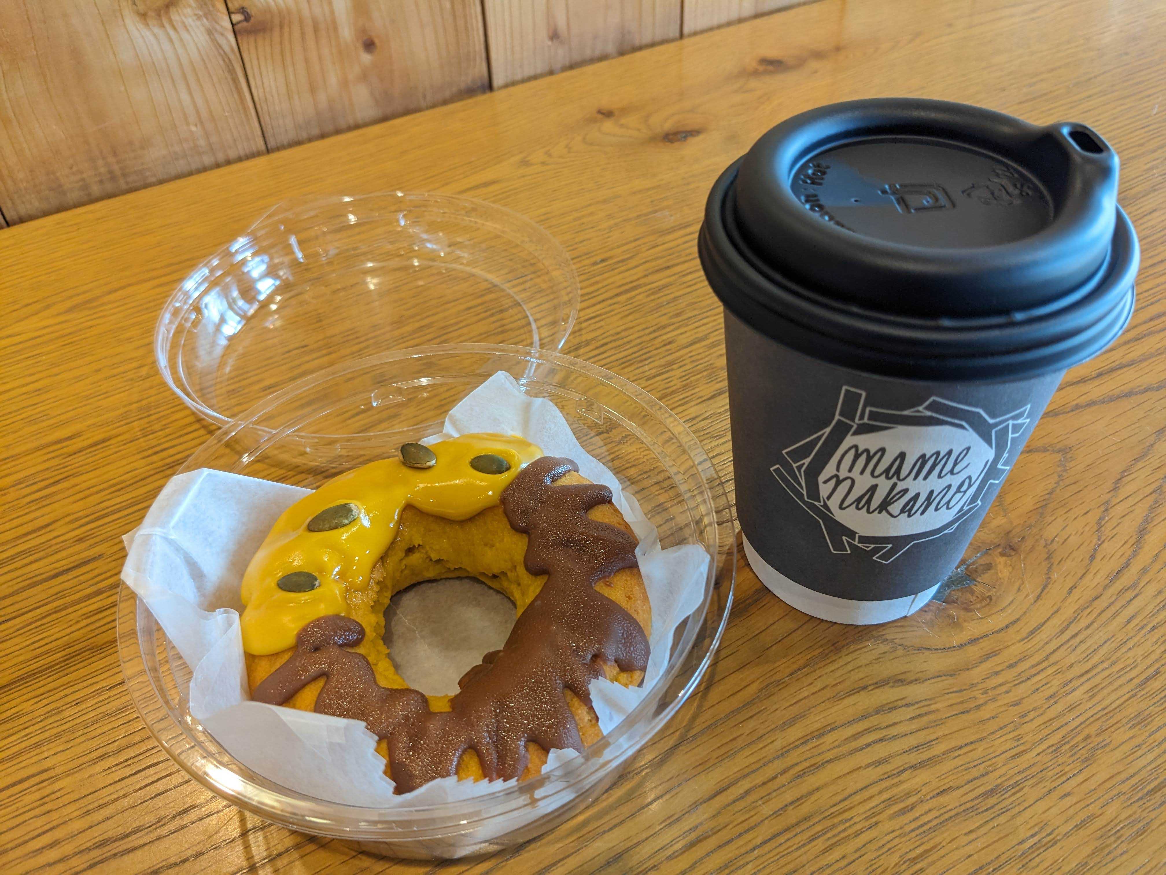 千葉市美浜区カフェ パイアンドコーヒーマメナカノ パンプキンキャラメルチョコドーナツとアイスコーヒー