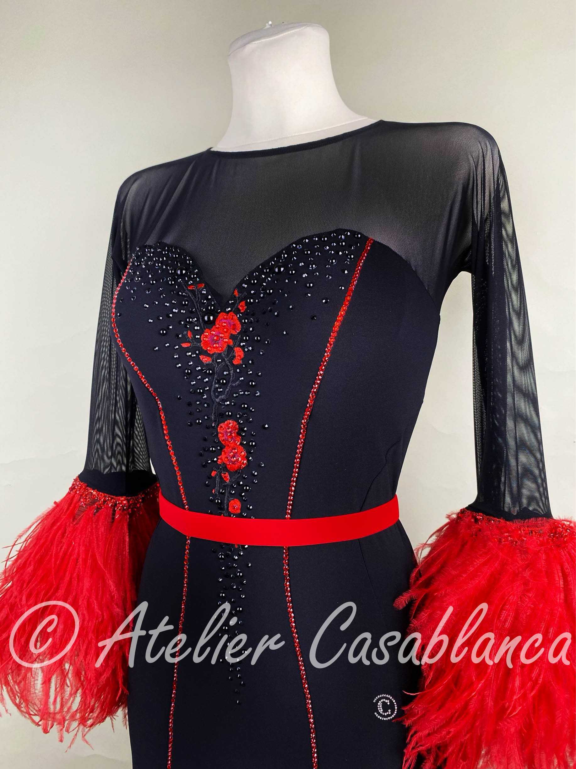 SK-FBA4 クリスアンクローバー制作！オーストリッチの羽がとても豪華な黒＆赤のスタンダードドレス（大き目9号ー11号） | Atelier
