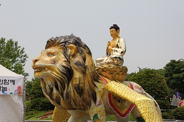 120516_05ライオンに乗っているお釈迦様（龍頭山公園）7%