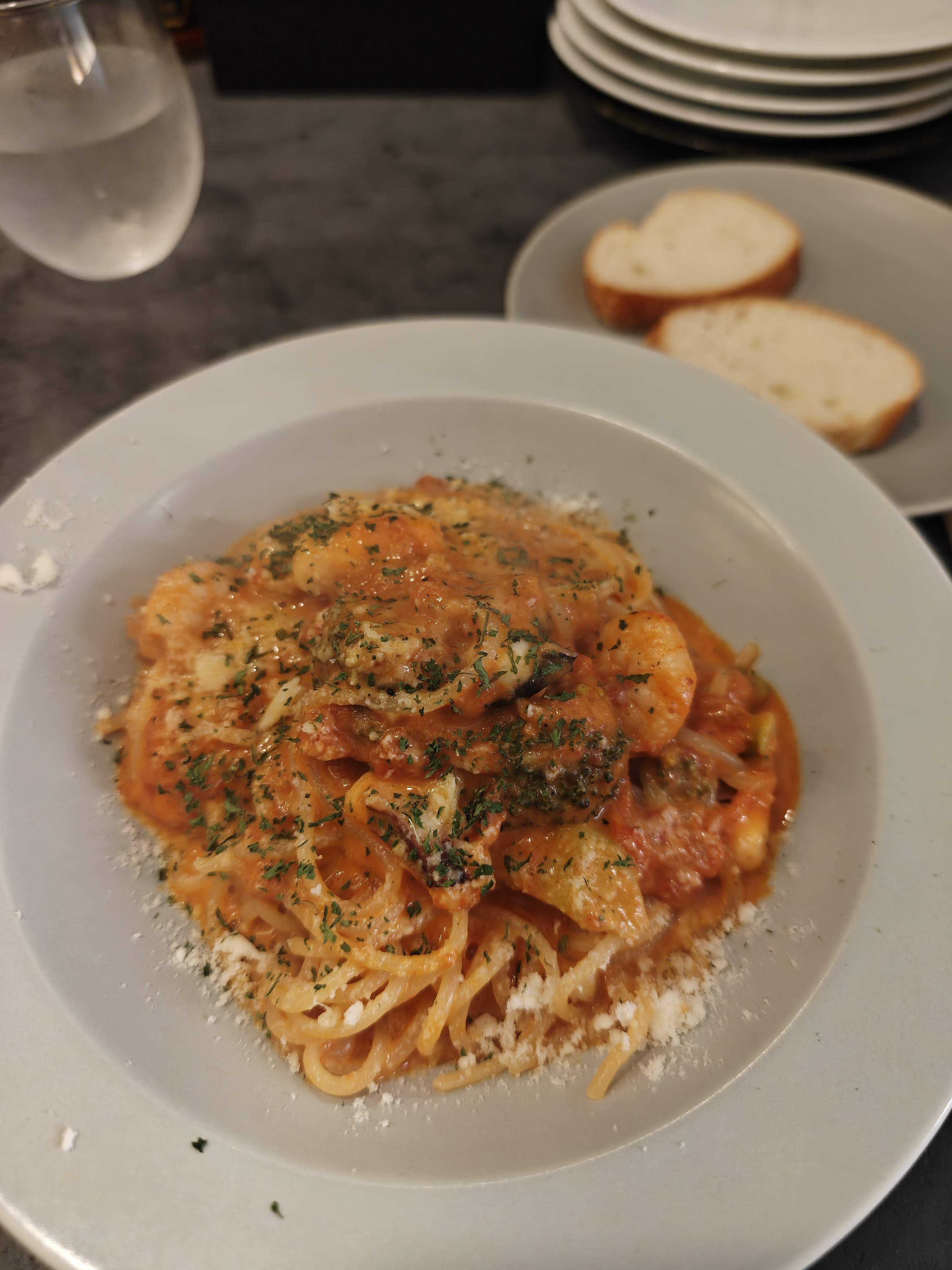 新橋・虎ノ門・内幸町　らふぼーの　一人ランチ　エビとタコとブロッコリーのトマトクリームパスタ
