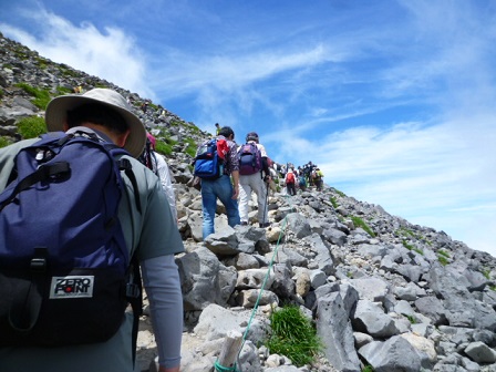 石の登山道.jpg