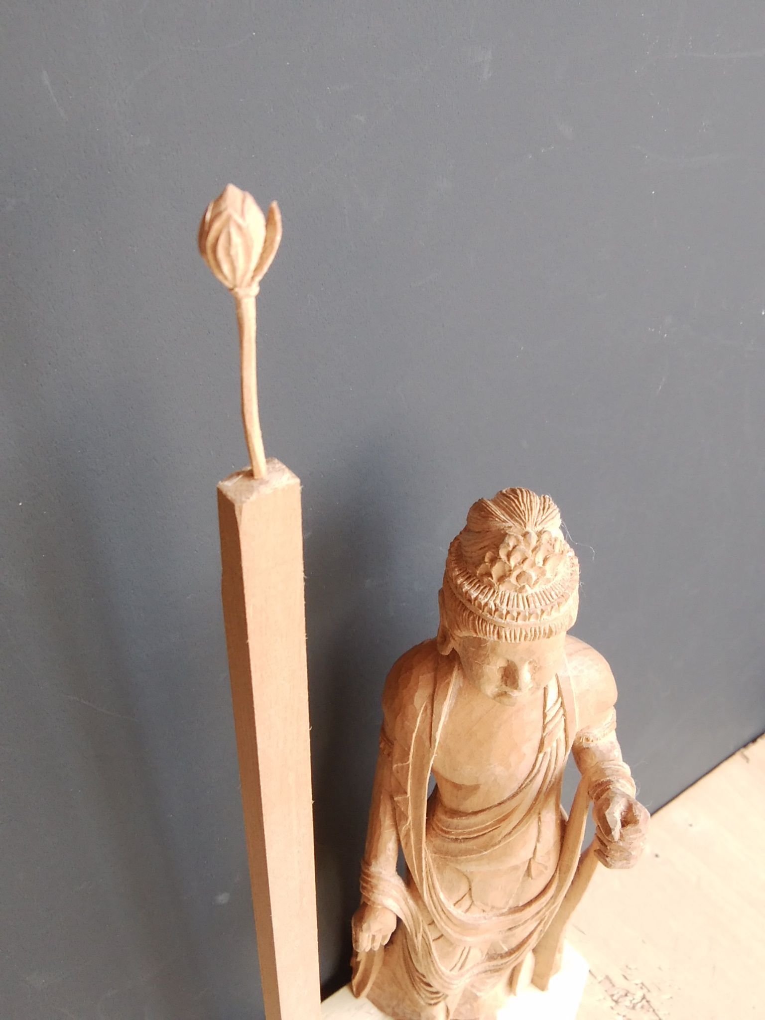 井波彫刻　聖観音菩薩立像　蓮の花の台座付き　大型　高さ約65cm 井波彫刻 聖観音菩薩立像 蓮の花の台座付き 大型 高さ約65cm