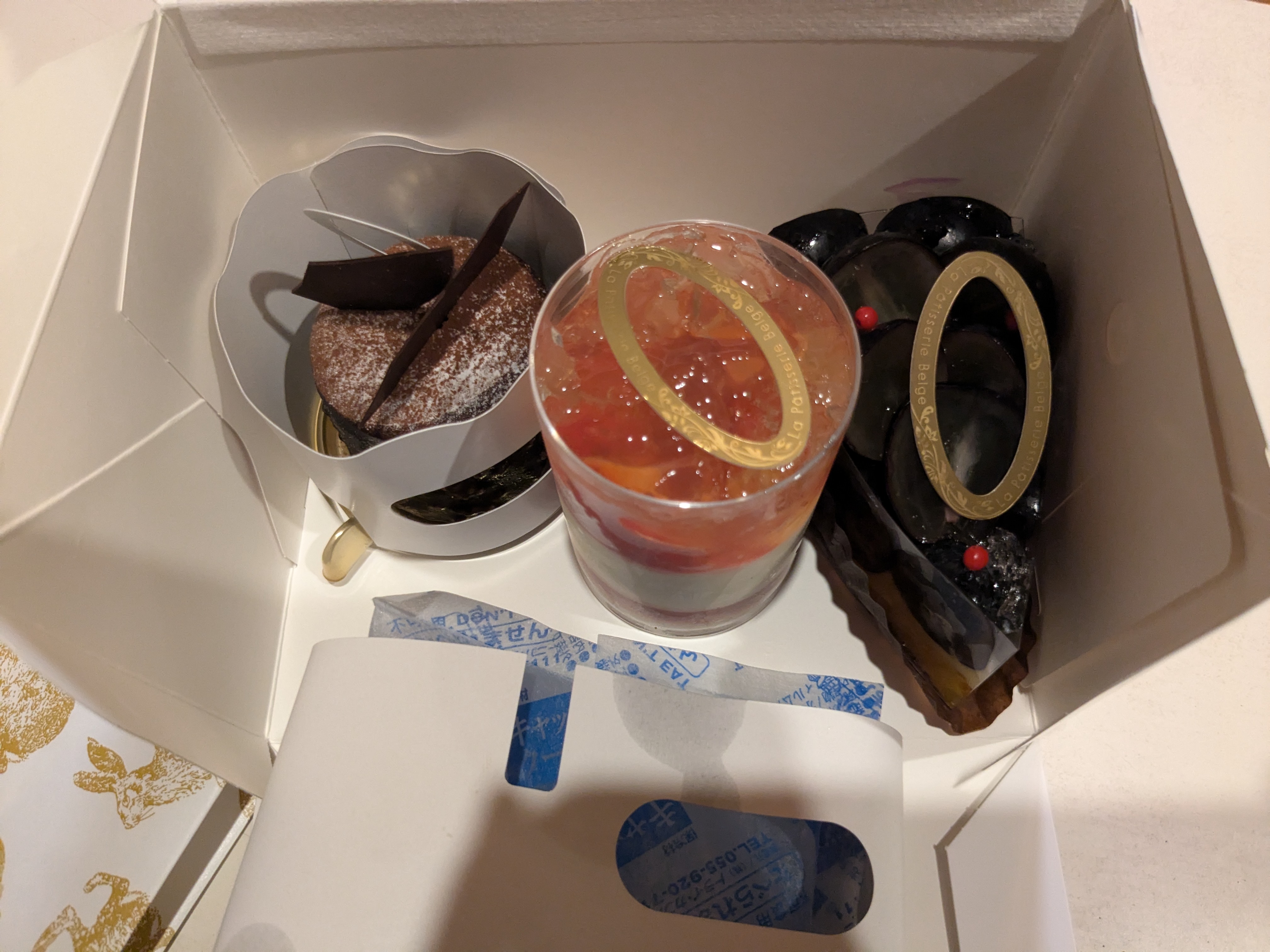 鴨川市ケーキ屋　ラ・パティスリー・ベルジュ　箱詰め　ナガノパープルのタルト、ヤオルト、オートンヌ