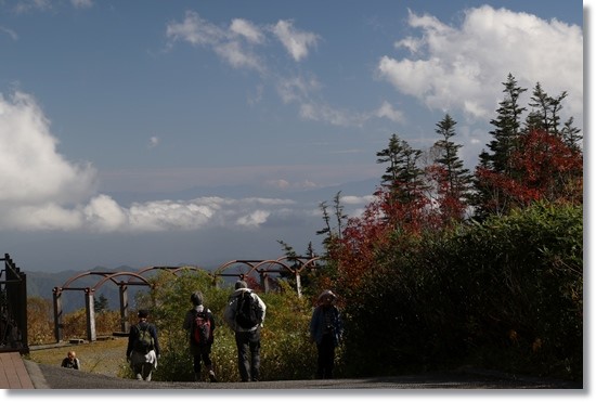 自然園まで-11 遠くには雲海と山並み 15.10.2