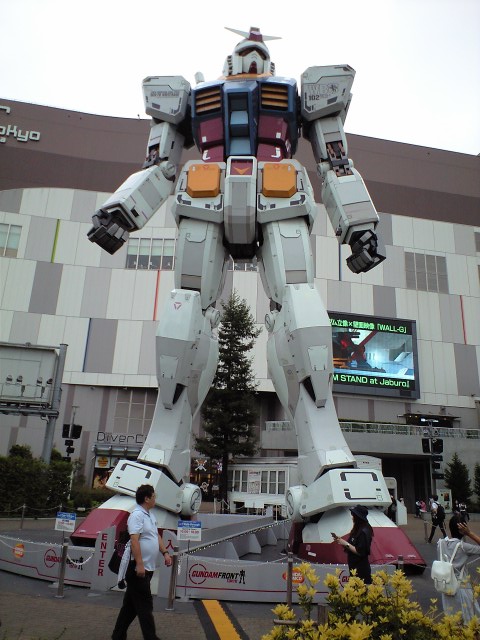 【社会】ビームライフルを盗まれた「へたれガンダム」人気  [緑の人★]->画像>6枚 