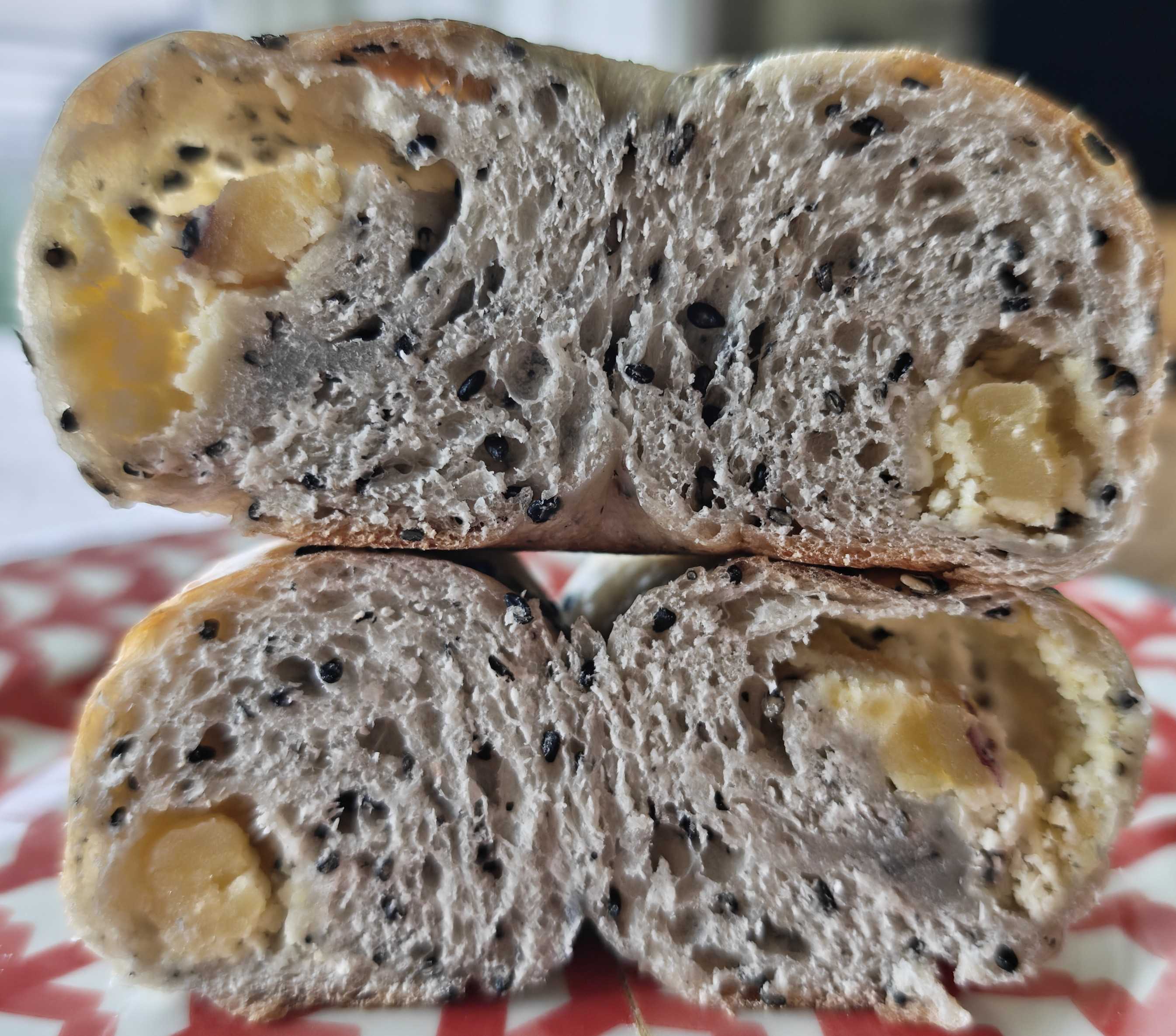 茨城県古河市　パン屋　roji　通販　さつまいもベーグルの断面