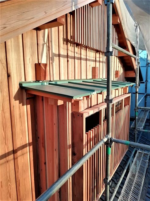 杉無垢板を外壁に縦張りする 羽目板 あいじゃくり 目板押さえ 伝統構法の家づくり 大阪の街中で 石場建て 木組み 土壁のマイホーム新築
