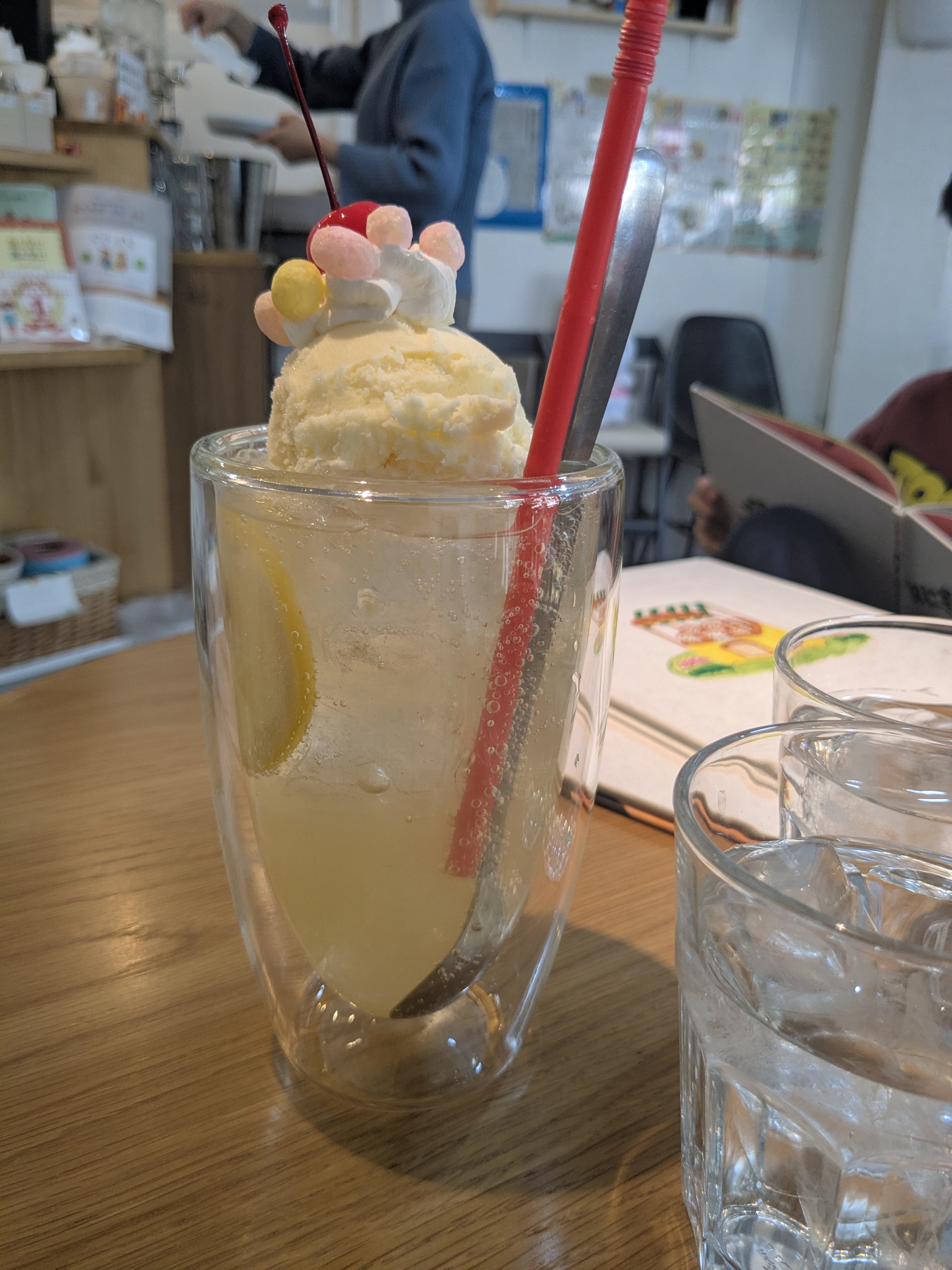 千葉県船橋市　ぐりとぐら　小さな絵本カフェacero​(アチェロ)　可愛いはちみつレモンクリームソーダ