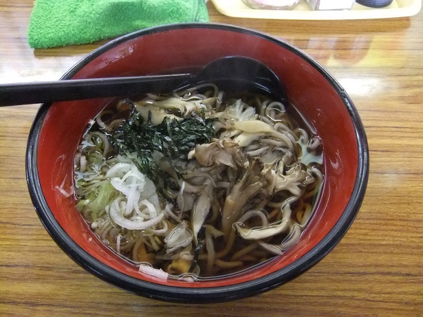 そばの南部盛岡バスセンター店の舞茸そば1