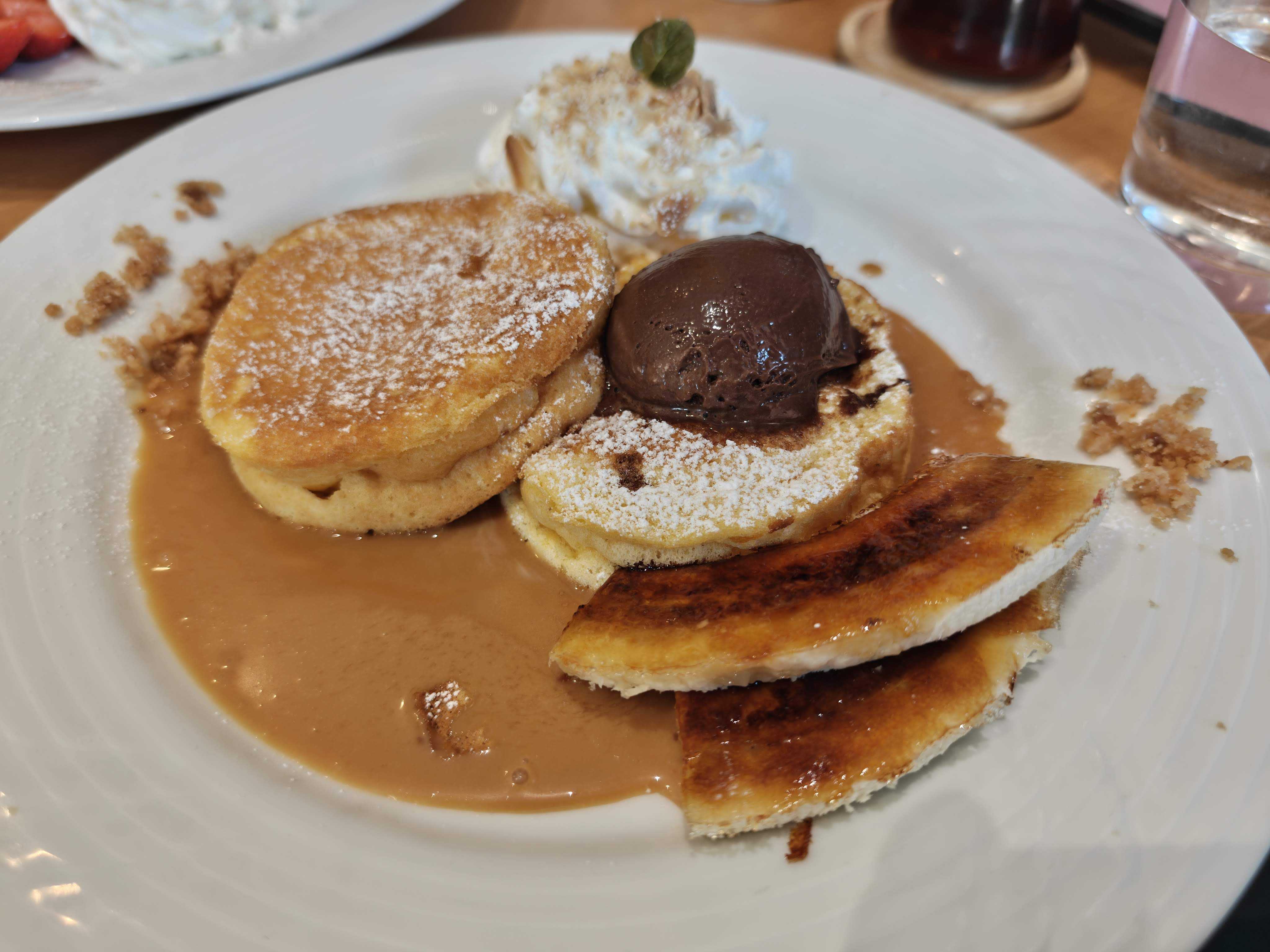 津田沼駅　子連れカフェ　湘南パンケーキ ロハル津田沼店　キャラメルバナナとエスプレッソムースのパンケーキ