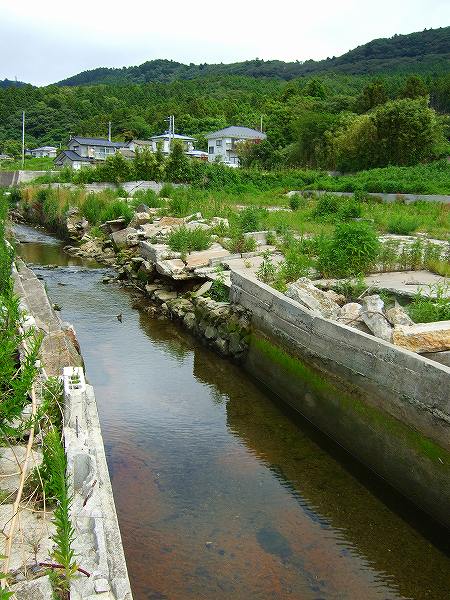 崩れた用水路