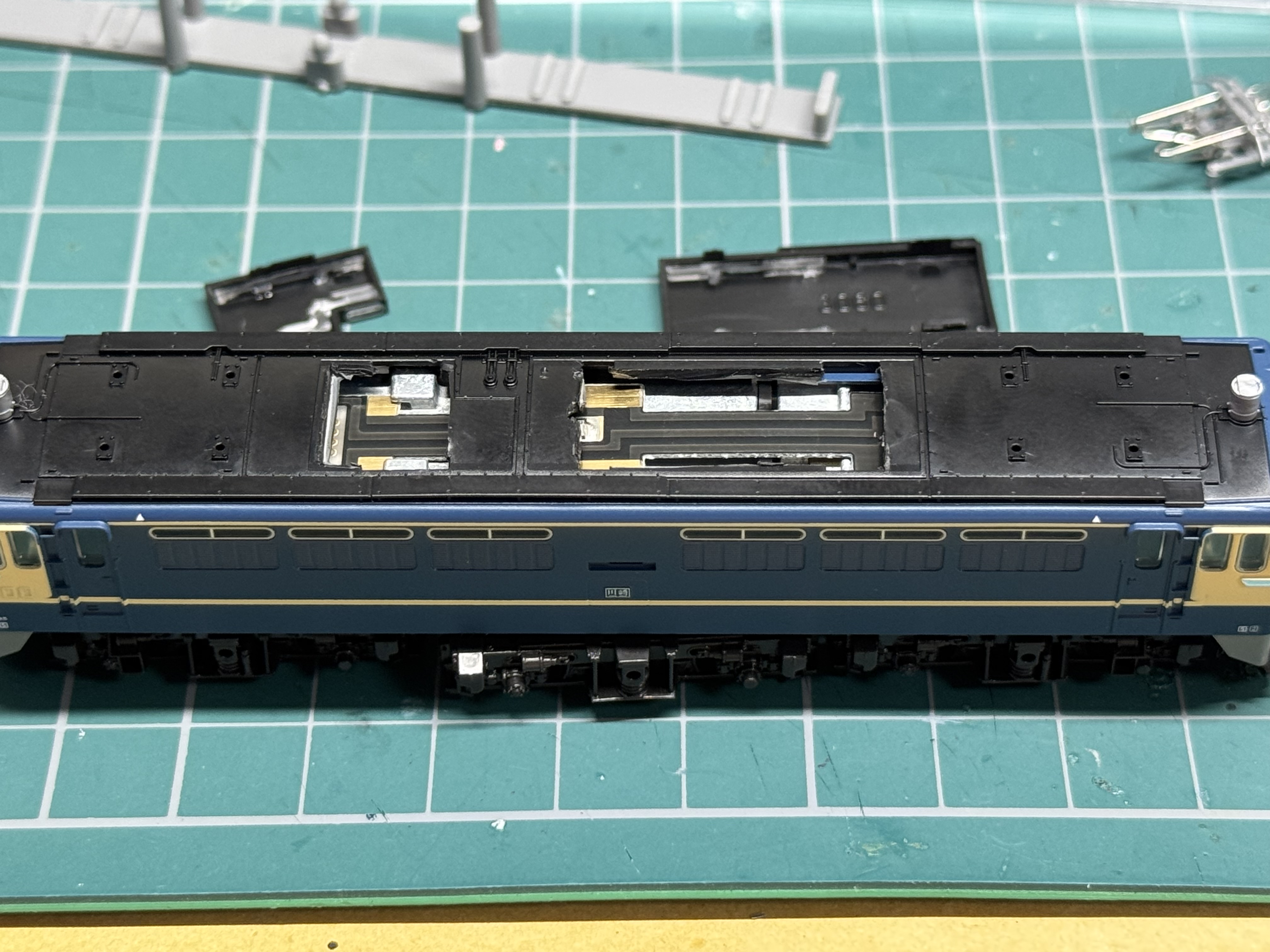 EF65-501をカッター&補機仕様に！パンタスパーク&テールライトを付ける