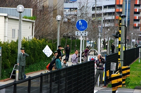 167.この人だかりは