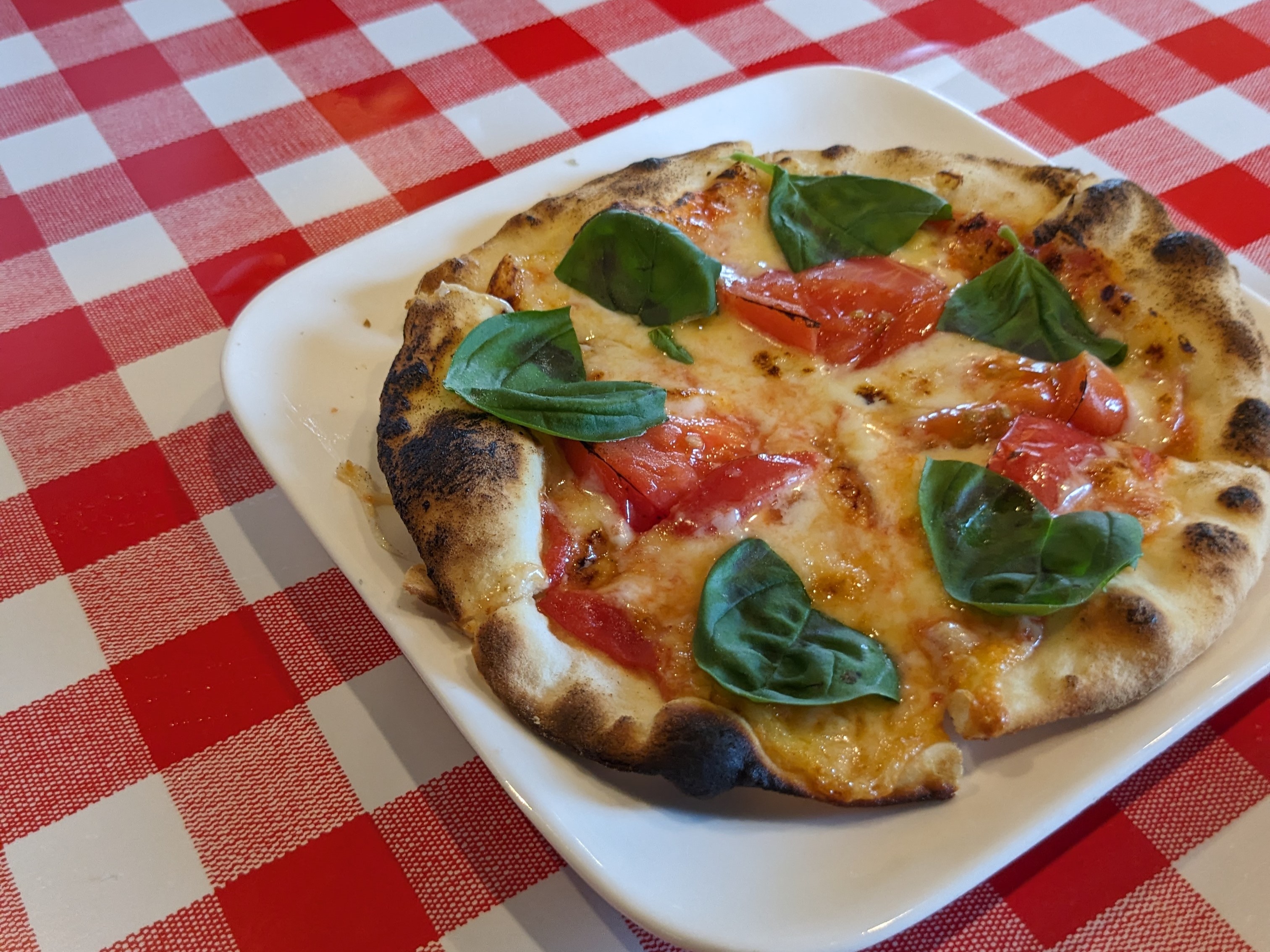 千葉県勝浦市レストラン　ランチ　うまいファミレス イタリア食堂TOKEBEI(徳兵衛)　トマトとフレッシュバジルのピザ