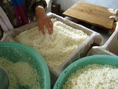 水を切ったお米を蒸篭に詰め.jpg