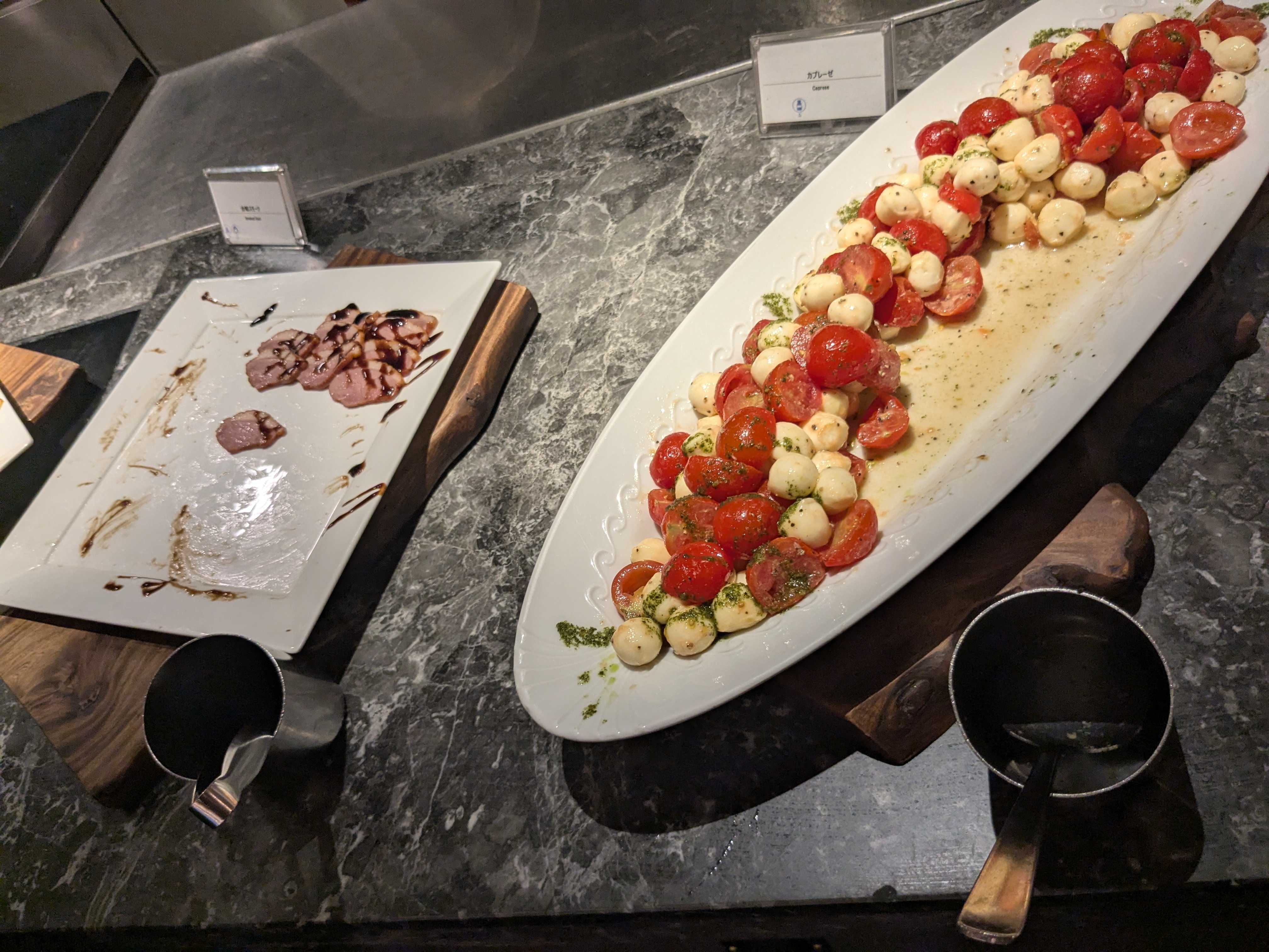 フサキビーチリゾートISHIGAKI BOLD KITCHEN 子連れ夕食 メニュー　合鴨スモーク、カプレーゼ