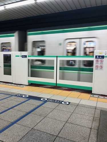 地下鉄線を走るロマンスカー 秋 箱根旅行記１ ハイネの森 楽天ブログ