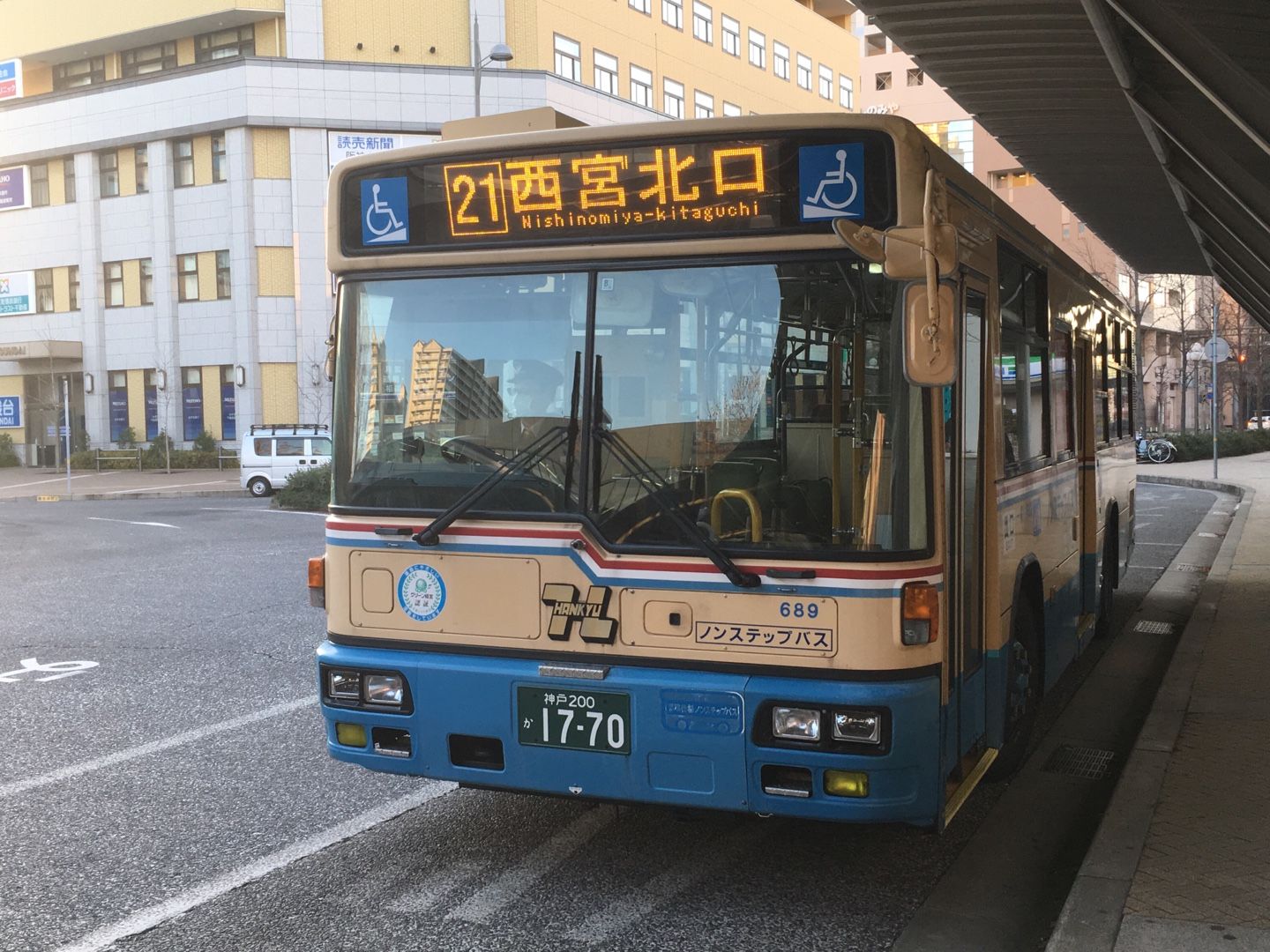 バススケッチ】西宮北口駅前での阪急バス | みゃあみゃあのトーク