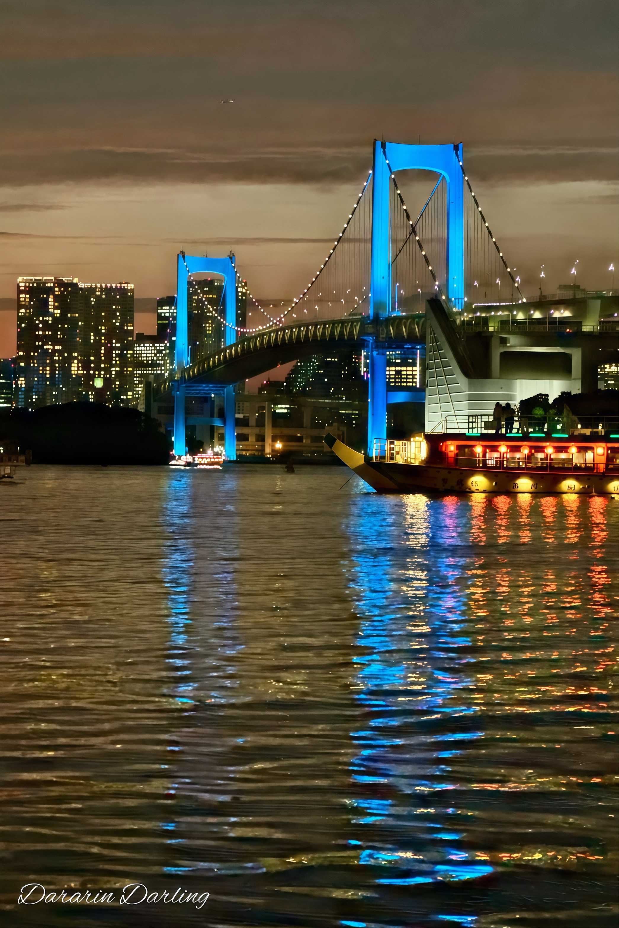 彩虹橋 Rainbow Bridge (レインボーブリッジ) is a suspension bridge