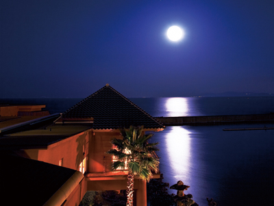 姉妹館・淡路夢泉景の湯賓閣「天宮の雫」から眺める満月