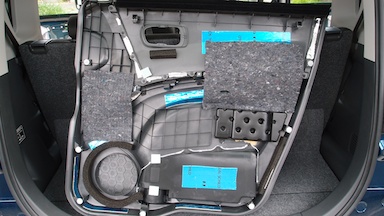 吸音材を貼り付け