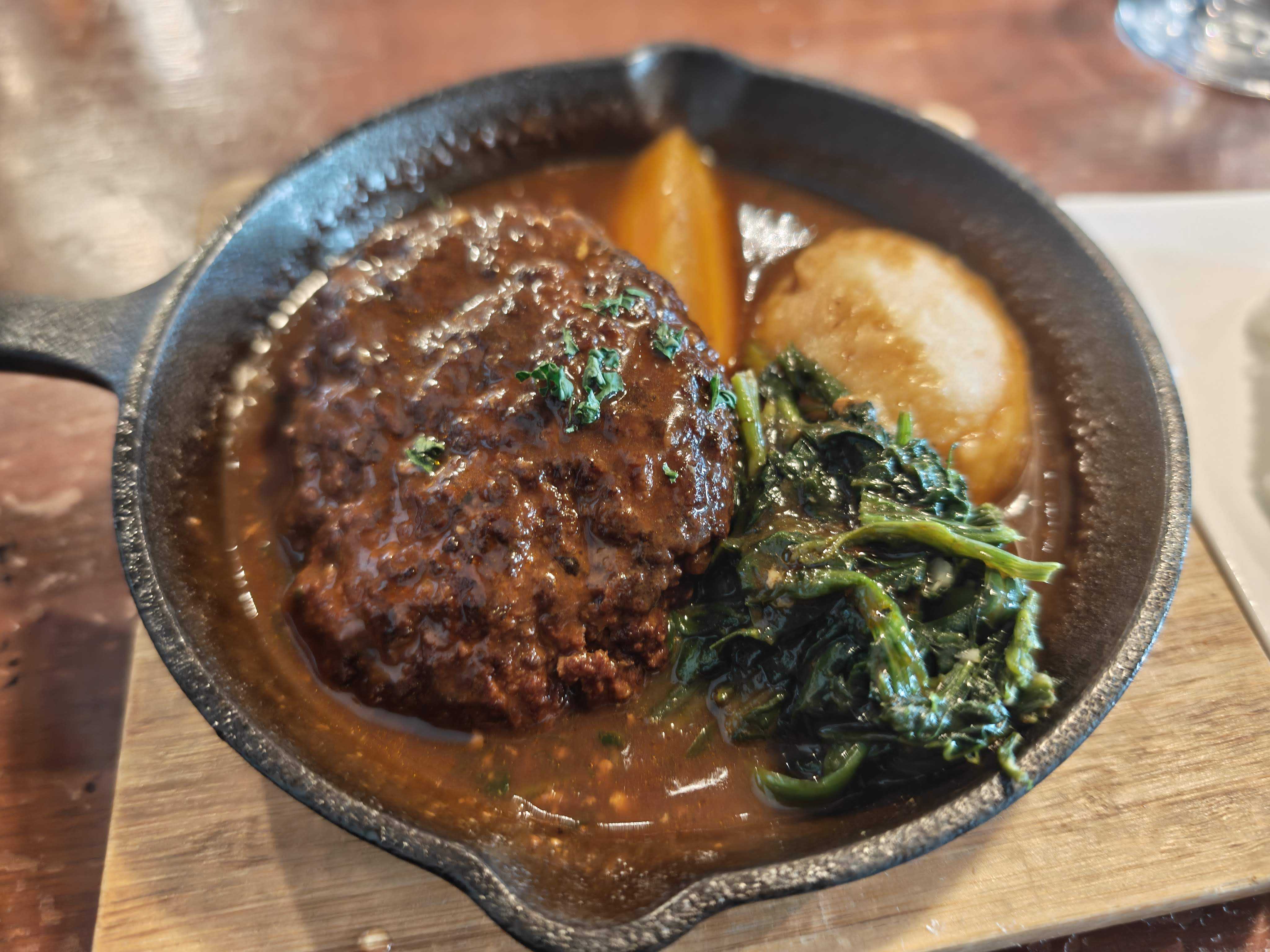 クラフトビアマーケット 虎ノ門店　ひとりランチ　料理長自慢の煮込みハンバーグ ランチセット