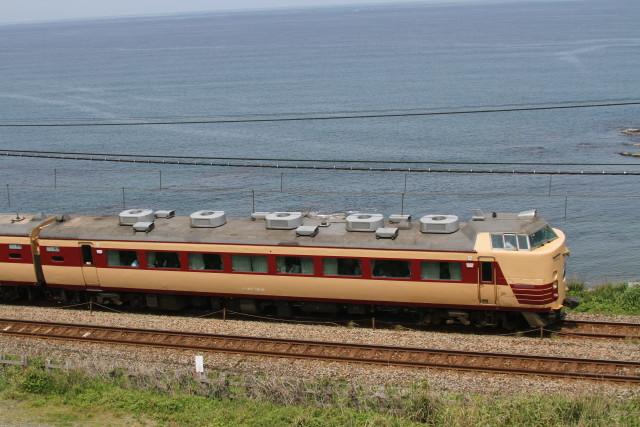 日本海をバックに 485系 国鉄特急色2