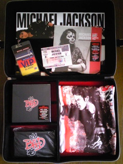 inside of BAD25 Deluxe Collectors Edition☆