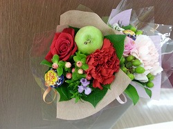 リンゴ入り花束
