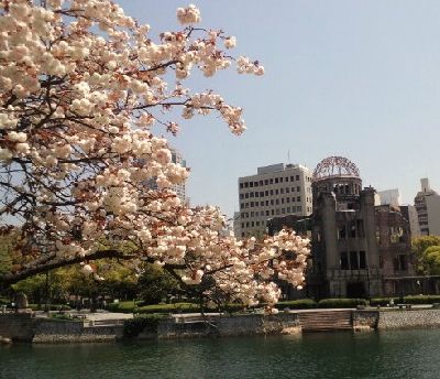 八重と原爆ドーム.JPG