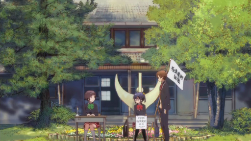 中庭の机