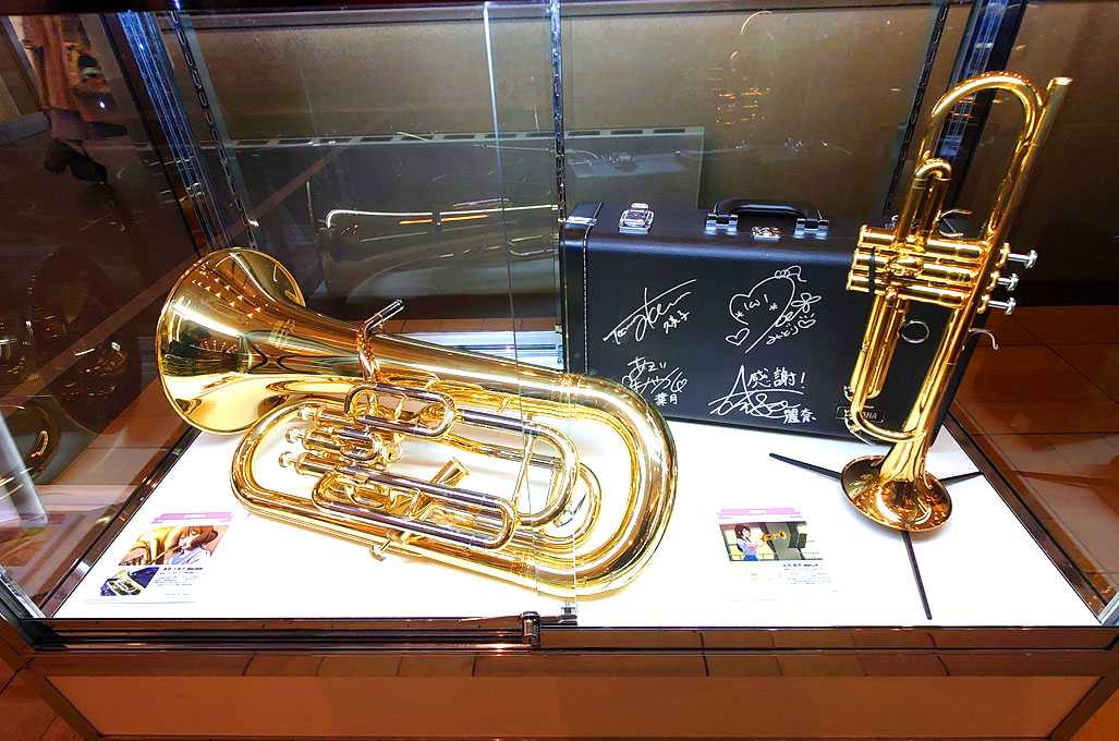 サインと楽器展示2『最終楽章 響け！ユーフォニアム 前編