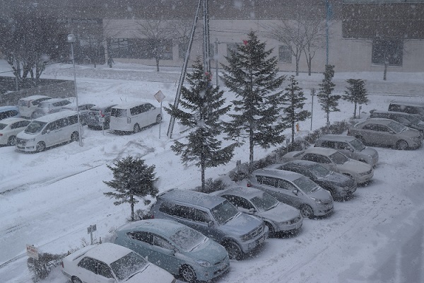 今日は時折暴風雪