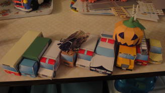 ペーパークラフトの車など