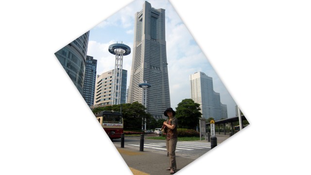 ランドマークを背景にして