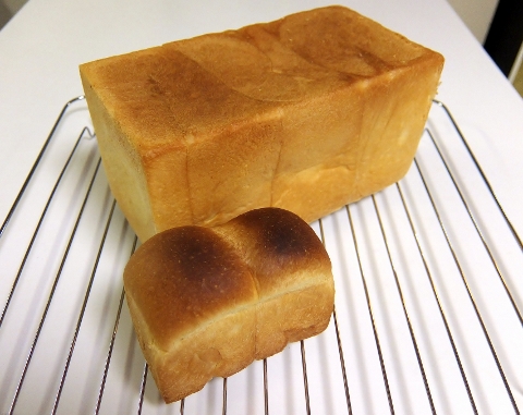 角食パンとチビ山パン　生イースト使用
