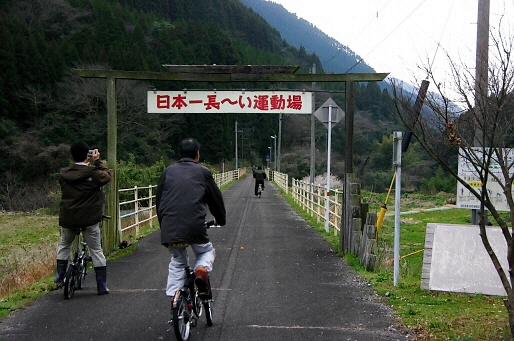 176.この後、昼食を食べたところから皆でサイクリング