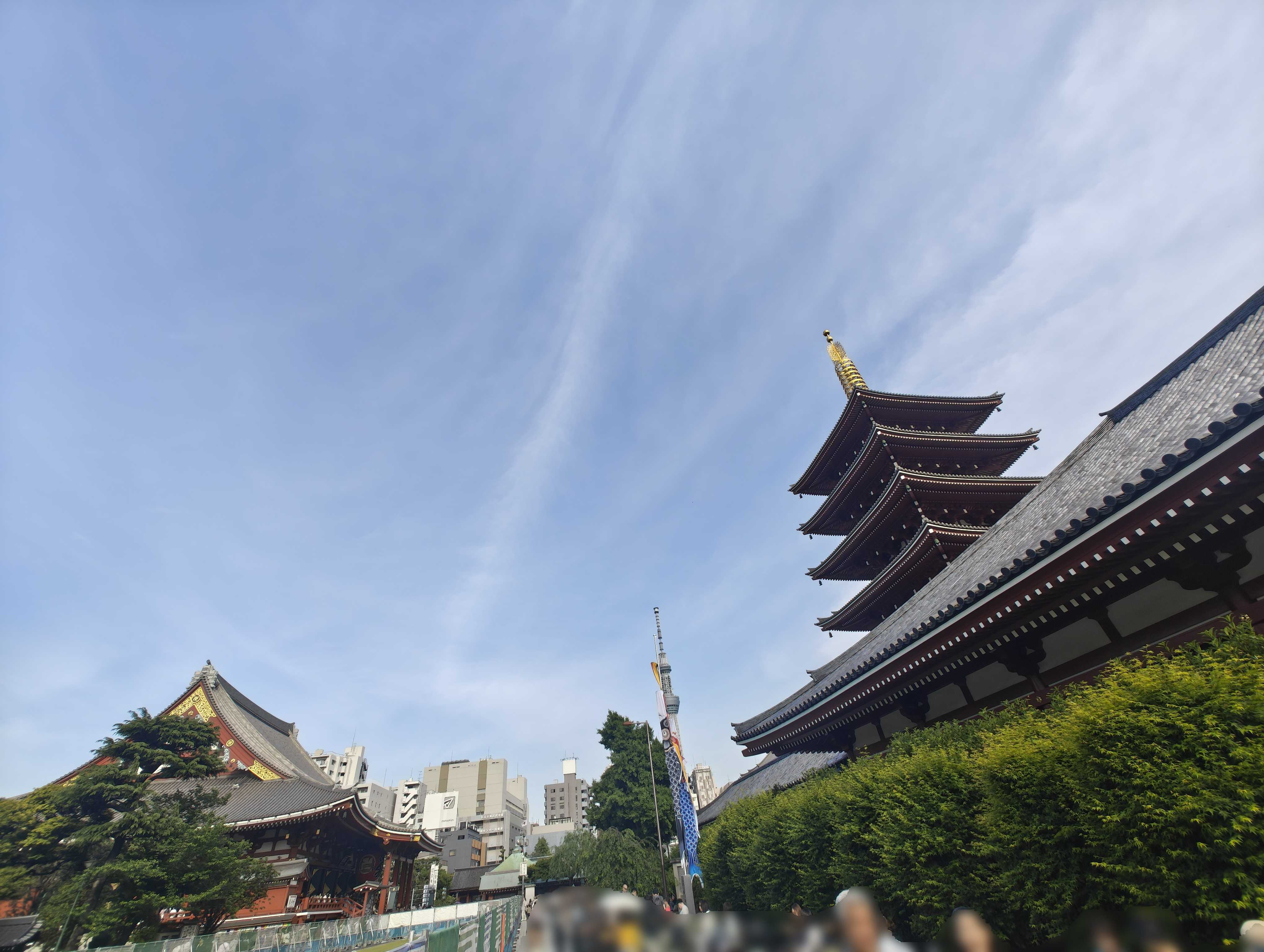 浅草駅　浅草寺と五重塔とこいのぼり　子供の日