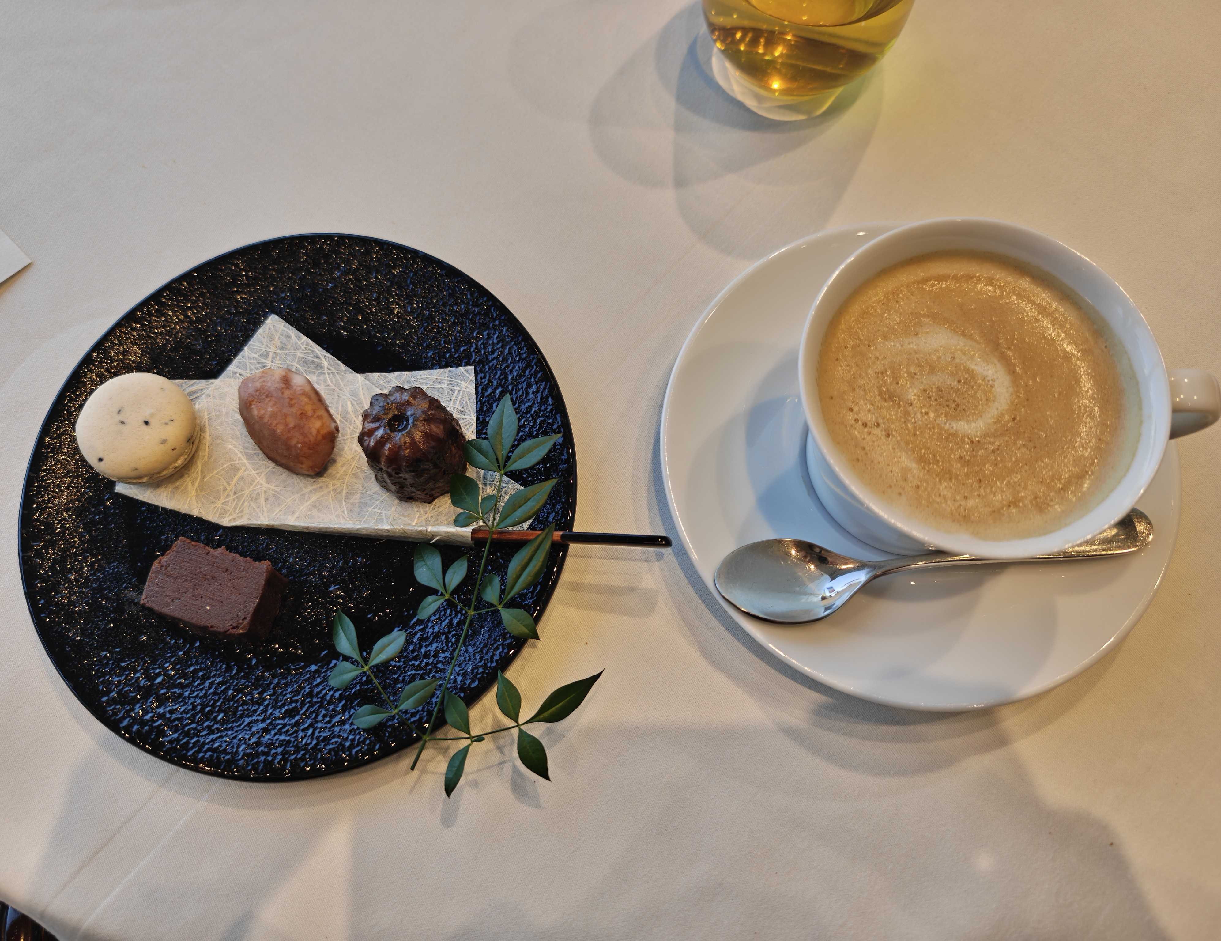 浅草駅　フランス料理　ナベノイズム　Café et Mignardises　カフェバッハのコーヒーと小菓子