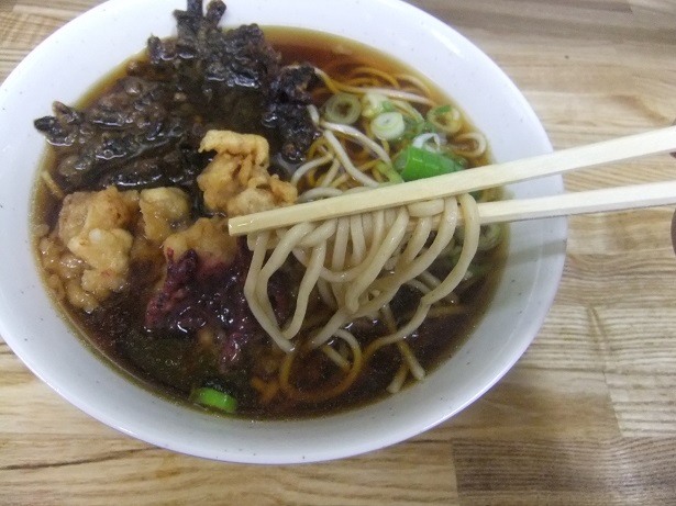 一由そば＠日暮里の梅＆げそ天＋こんぶの天ぷらそば２