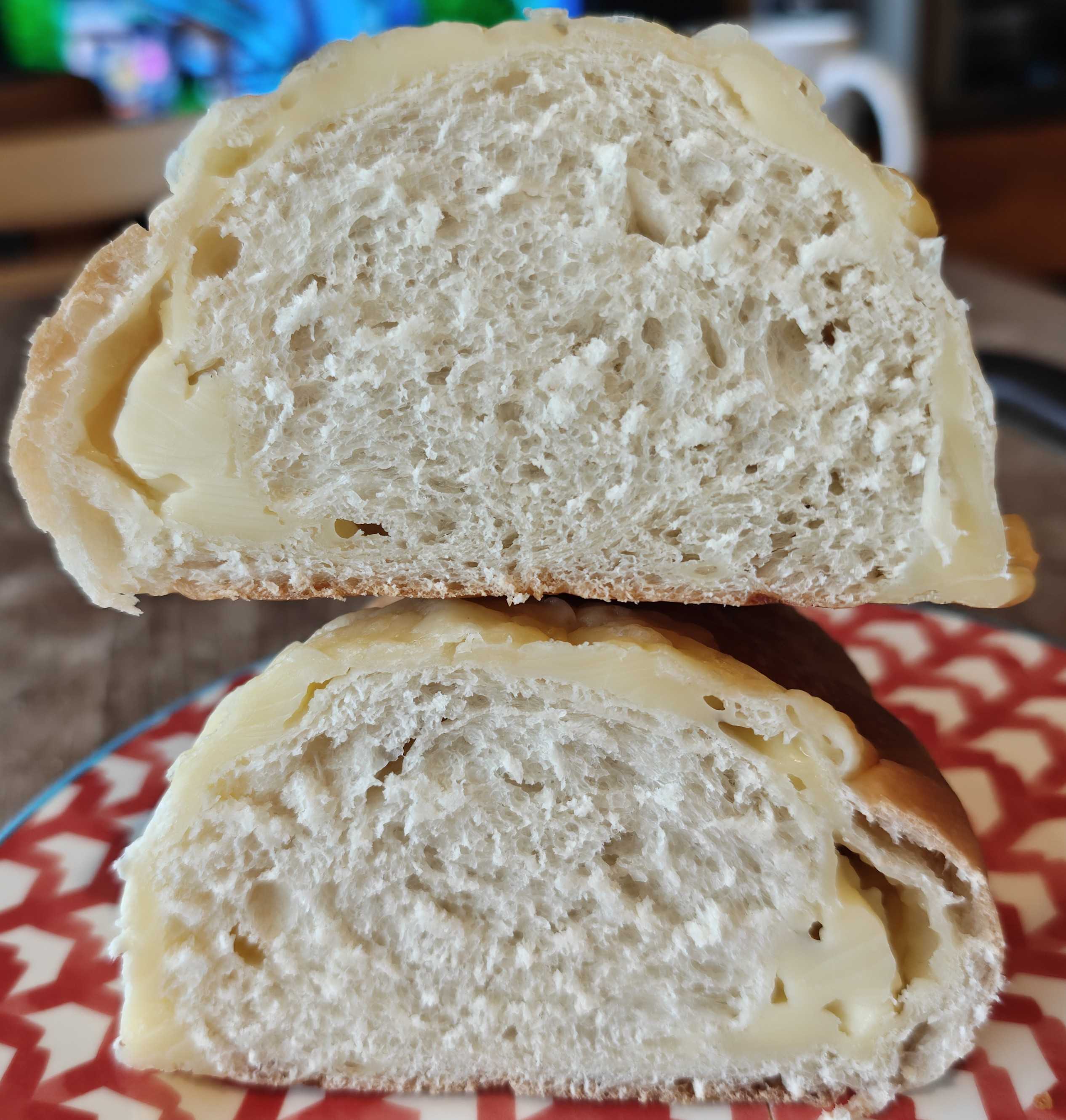 千葉県内のイベントで購入　ベーカリーカフェ三日月　チーズブレッドの断面