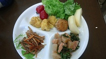 <br />
<br />
鮭と大根の味噌煮込み、きんぴら、コロッケ、カリフラワーのカレー蒸し、サラダ.jpg