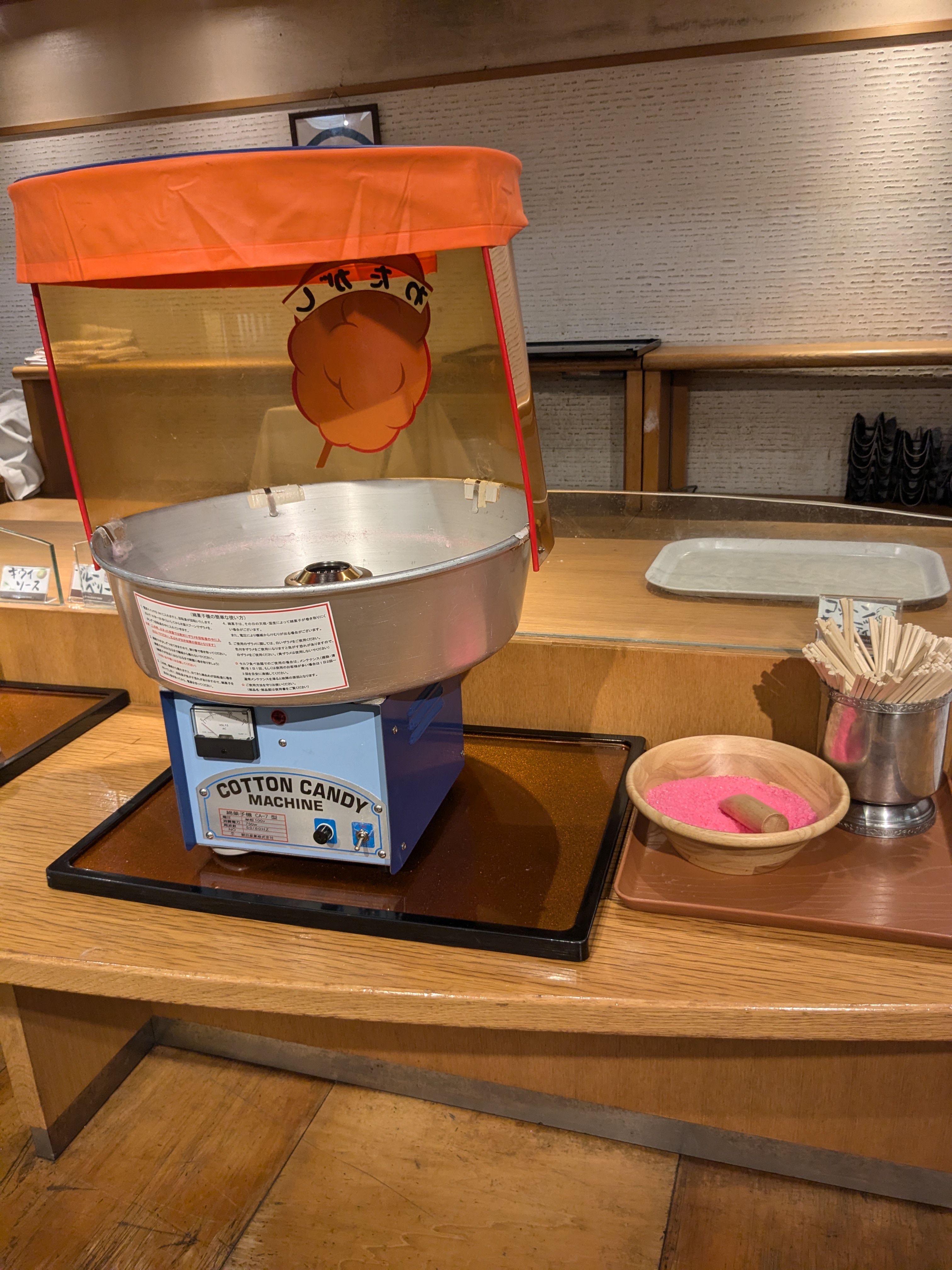四万たむら　四万グランドホテル　夕食ビュッフェ　ピンクの綿菓子マシン