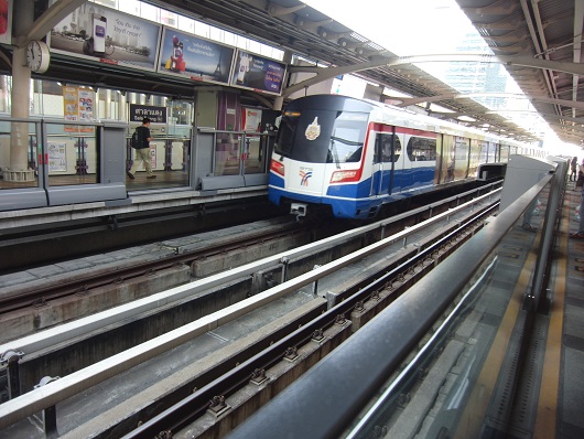 反対車線に列車到着～