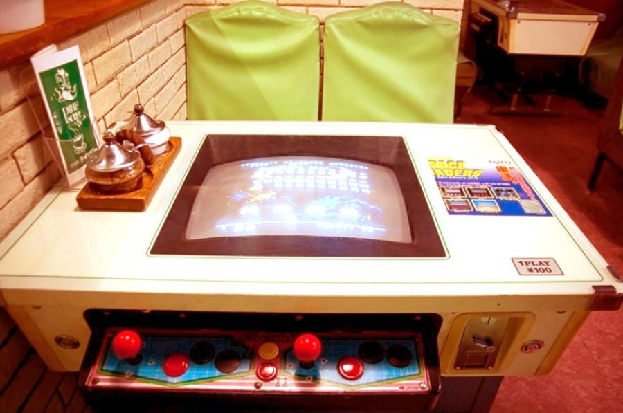 昭和感満載！インベーダーゲーム機が今も残る昔ながらの喫茶店 | 熱海