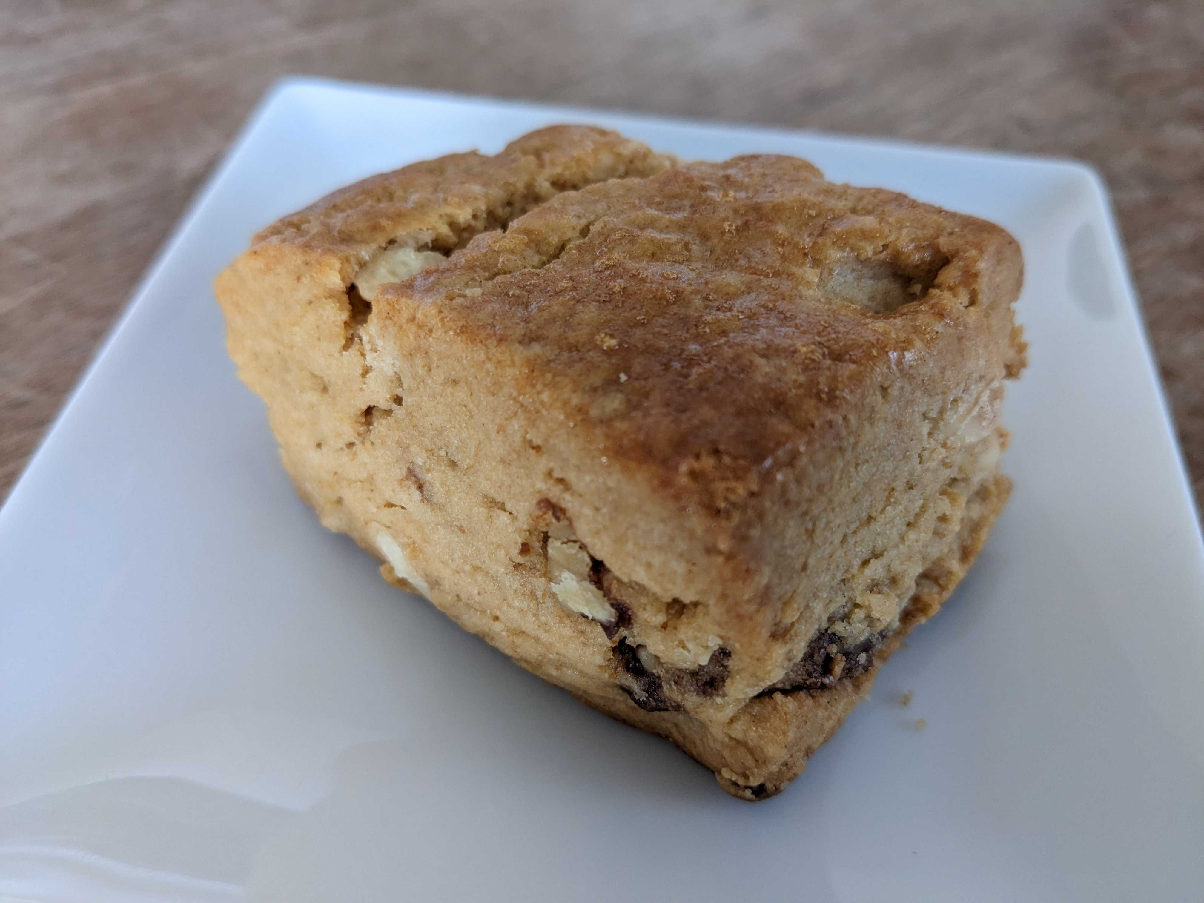 黒糖くるみとホワイトチョコのきな粉スコーン