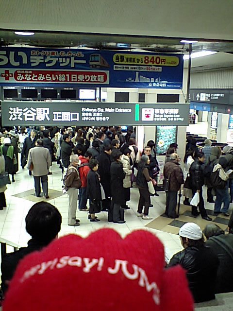 3.11 東急線渋谷駅改札口前 Hey!Say!JUMPジュリエット赤手袋～グー