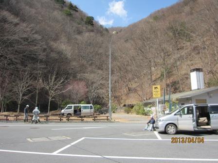 完成した柵と山の風景