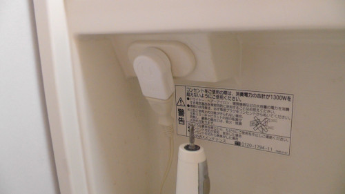 L型プラグアダプタを使って電源ケーブルと扉の接触を回避